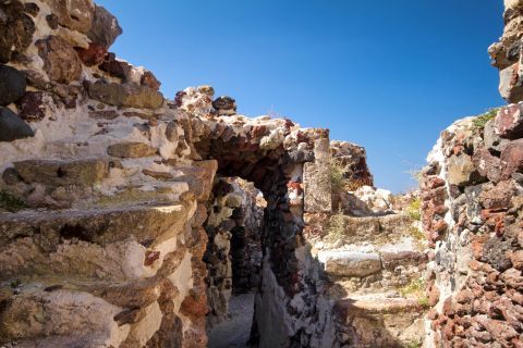 Akrotiri: Stone-built ruins