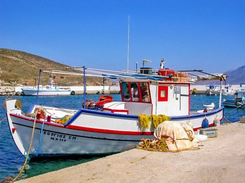 Ksirokambos: Fishing boat on the harbor of Ksirokambos.