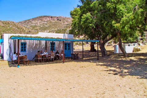 Psili Ammos: A traditional kafenio on Psili Ammos beach.