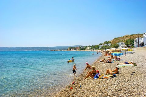 Agia Fotini: A family-friendly beach.