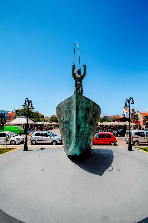 Lixouri: Statue on Lixouri harbour