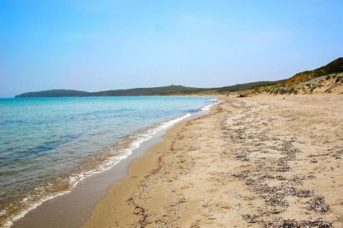 Makris Gialos: The beach has crystal clear waters and it stretches to several kilometers.