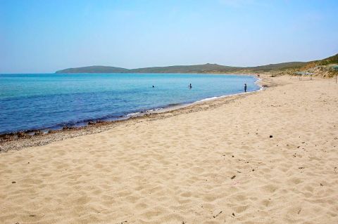Makris Gialos: Makris Gialos is an exquisite sandy beach.