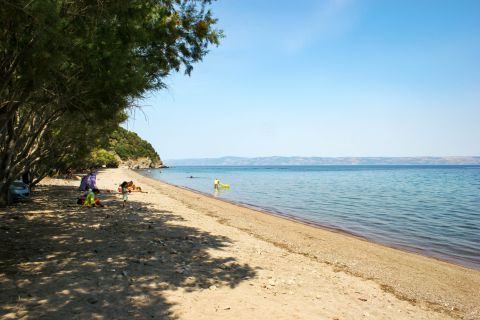 Kagia: Kagia beach is clean and has some vegetation along the coast.