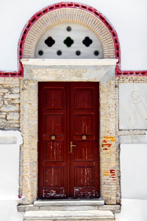 Tholaria: The wooden door of Agioi Anargyroi church
