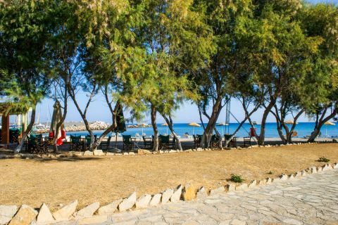 Karlovassi beach: Places to relax and enjoy a drink by the sea.