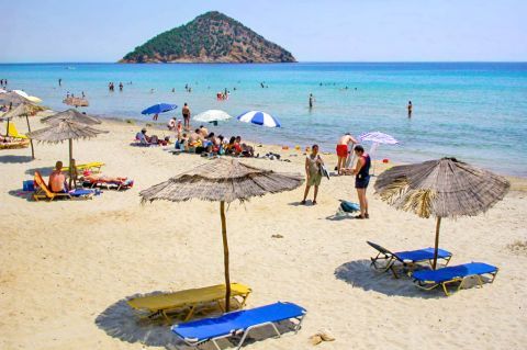 Paradise Beach: An organized beach with umbrellas and sun loungers.