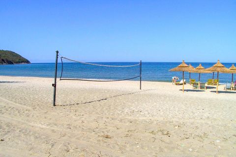 Kamari: Beach volley court.
