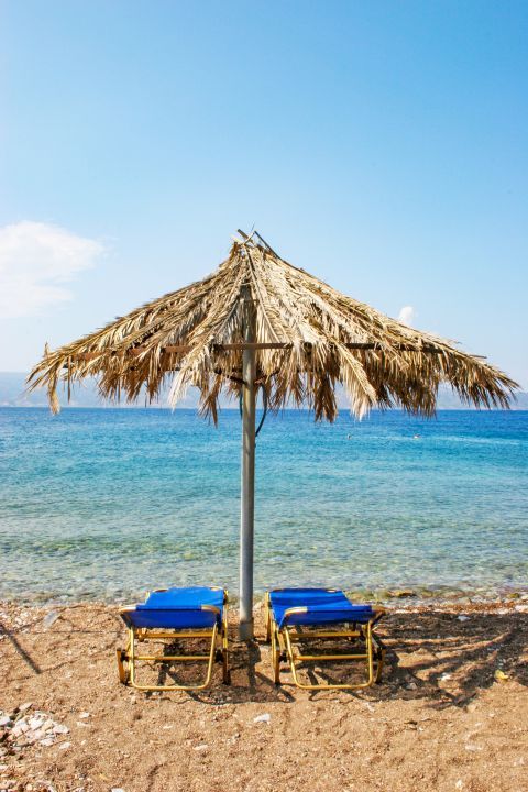 Vlichos beach: Relaxing moments by the sea.