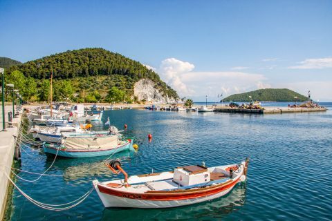 Elios: Some fishing boats can be spotted on the harbor of Elios.