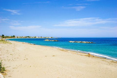 Magazia beach: Endless sea view.