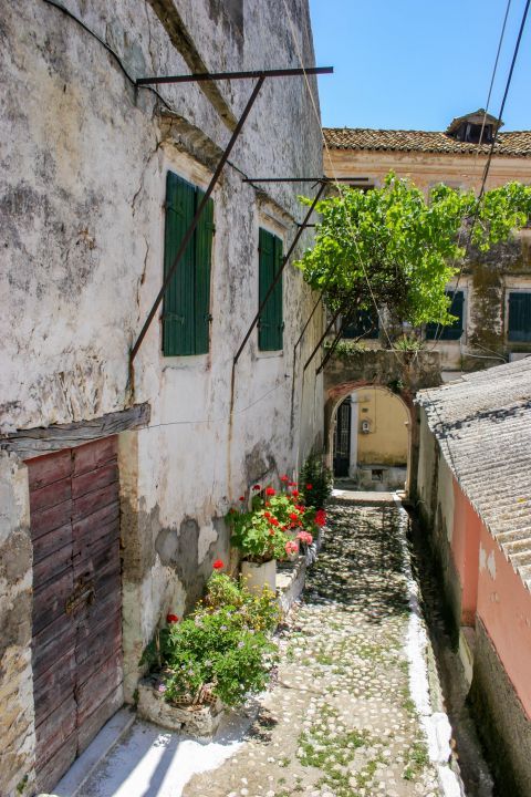 Lakones: Old houses and beautiful flowers