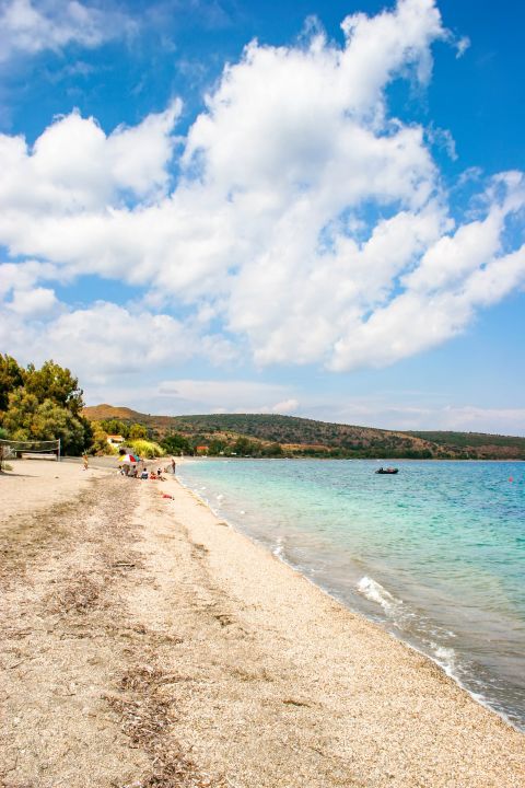 Ageranos beach: The coast consists of sand mixed with pebbles.