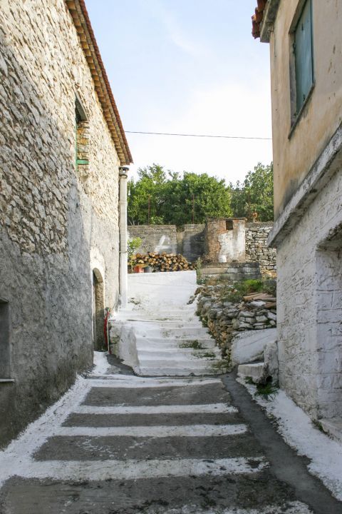 Aetos: Narrow alleys in Aetos village.