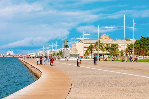Beach Promenade: The impressive statue of Alexander the Great is situated at a central spot in Thessaloniki