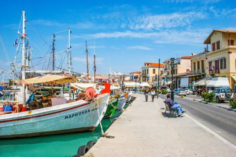 Town: Relaxing moments on the port of Aegina.