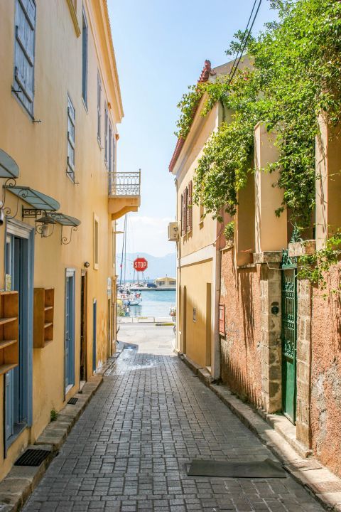 Town: A narrow alley leading to the port.