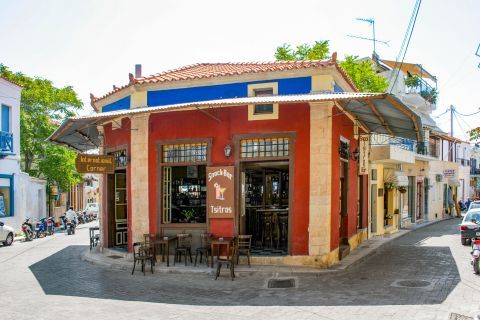 Town: Cozy places to eat and drink in Aegina Town.