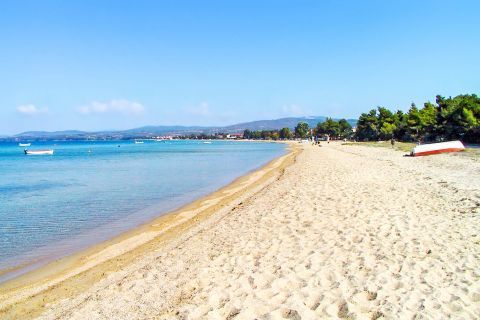 Agios Georgios: Soft sand and crystal clear waters.