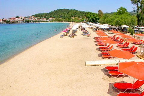 Banieres: There are many umbrellas and sun loungers on this organized beach.
