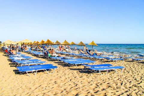 Nea Flogita: An organized spot with umbrellas and sun loungers on Nea Flogita beach.