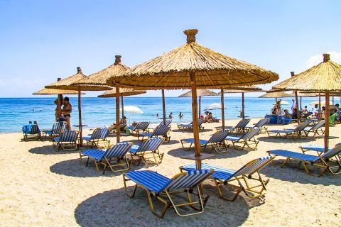 Nea Potidia beach: There are many umbrellas and sun loungers on Nea Potidea beach, so that you can relax in total comfort.