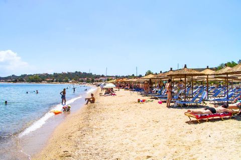 Nea Potidia beach: Nea Potidea beach is part of a popular holiday resort, right in the entrance of the Kassandra Peninsula, known as the first leg of Halkidiki.
