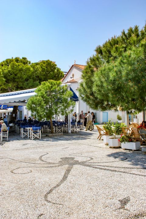 Town: Places to eat and drink in Chora.