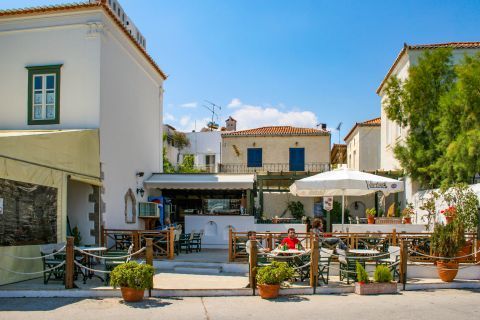 Town: Cafes and taverns in the heart of Chora.