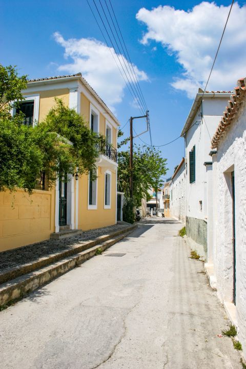 Town: The houses of Spetses island are strongly influenced by the Venetian architecture.
