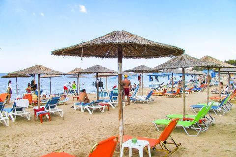 Psakoudia: A family-friendly beach.
