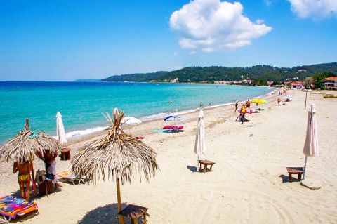Skala Fourkas: The sandy beach is organized with sunbeds, umbrellas and fish taverns.