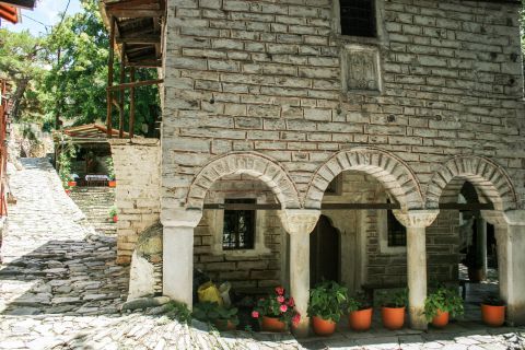 Makrinitsa: Stone-built constructions, decorated with flower pots.