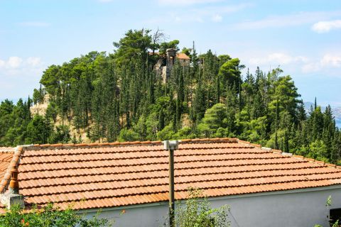 Ano Volos: Tall trees surround the houses of this settlement.