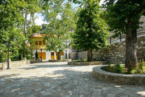 Ano Volos: A picturesque, central spot.