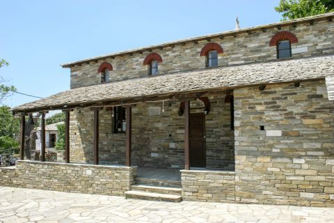Neochori: Stone-built Monastery in Neochori.