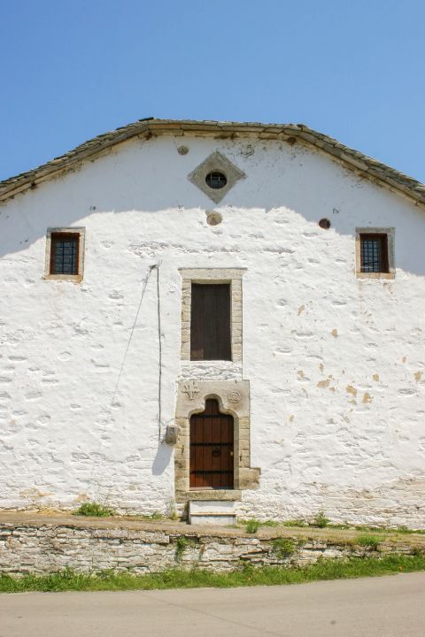 Neochori: An old church.