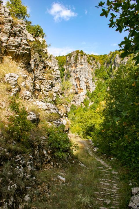 Vitsa: Skala Vitsas leads you to the entrance of Vikos Gorge.
