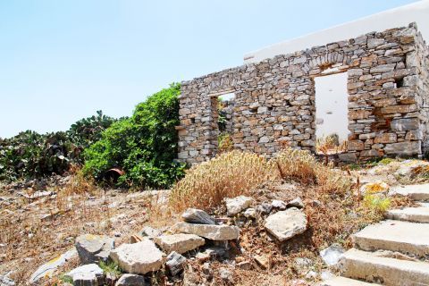 Kamari: Ruins of old stone-built buildings
