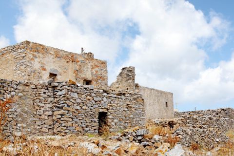 Kamari: Buildings made of stone