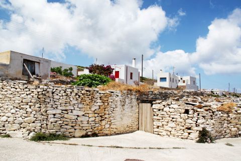 Kamari: Stone-built walls and Cycladic houses