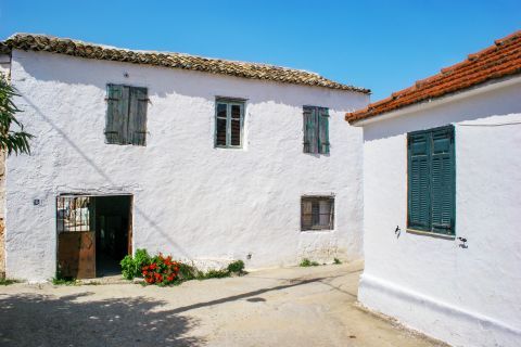 Agios Leon: Whitewashed houses with blue-colored shutters.