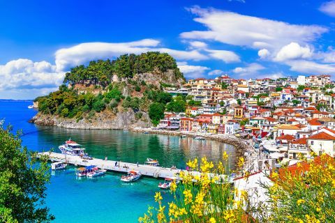 Town: Cliffs, green spots and turquoise waters. Parga Town