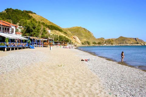 Skala Eressou: Many cafes, bars and taverns are found on this beach.