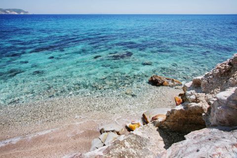 Kastanas: Azure waters and rocky spots
