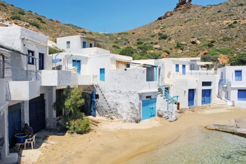Fourkovouni: Whitewashed houses with blue colored details