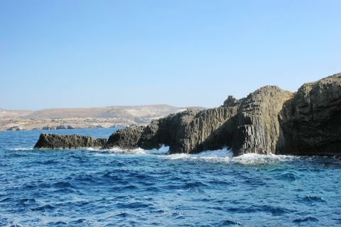 Glaronisia: Cliffs and blue waters