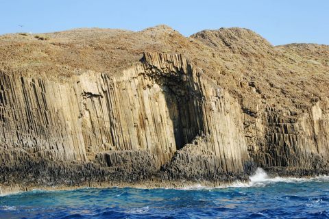 Glaronisia: Abrupt cliffs