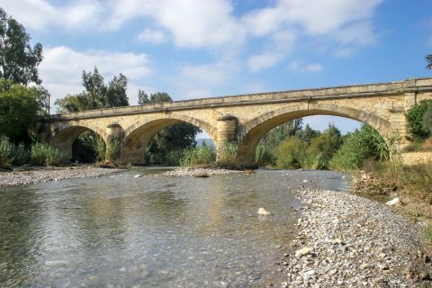 Alikianos: An old bridge