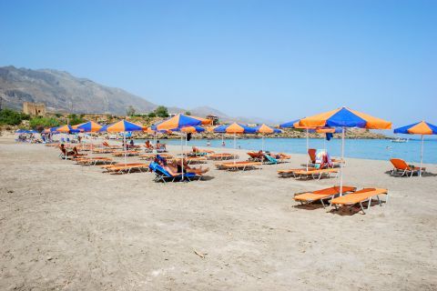Frangokastello beach: Umbrellas and sunbeds